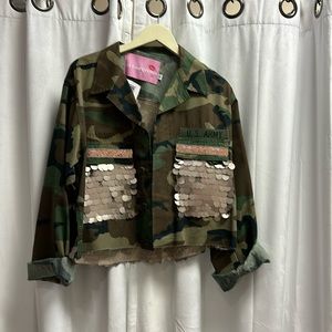 Authentic military jacket with bronze detail cropped with raw hem